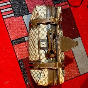 Classic Old Gucci carry on well keep zipper we’ll keep 20 yrs old .